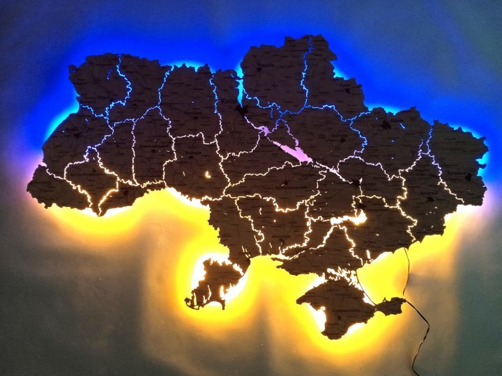 Акція на Карта Украины из фанеры настенный декор с Led подсветкой Nevet сине-желтый на Английском языке 83х55 см (0001209) від Stylus